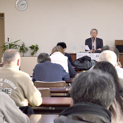 写真：自衛隊の訓練内容や現状について講演する佐藤弁護士