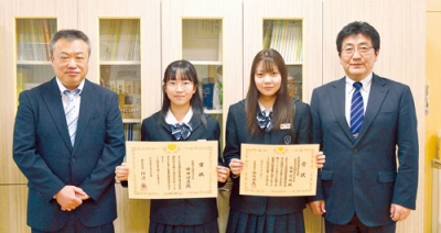 写真：国税庁長官賞を受賞した鎌田さん（左から２人目）と室蘭税務署長賞を受賞した柴田さん（同３人目）