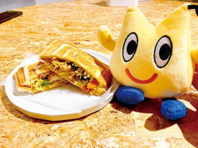 写真：５日から販売される野菜たっぷりのあんかけ焼きそばを挟んだ「ムロぴょんサンド」