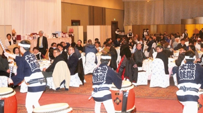写真：和太鼓演奏や抽選会などで盛り上がった室蘭市勤労者共済センターの合同忘年会
