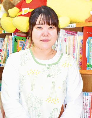 写真：「子どもたちのキラキラした笑顔に癒やされています」とほほ笑む小島さん