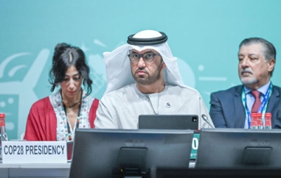 写真：ＣＯＰ２８の会合に出席したＵＡＥのジャベル議長（中央）＝２日、ドバイ（ゲッティ＝共同）
