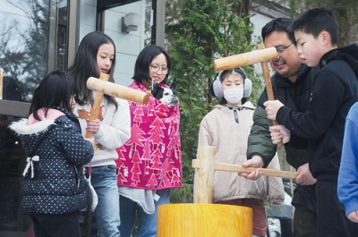 写真：掛け声に合わせて、餅をつく子どもら