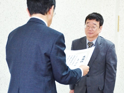 写真：５万円を寄付し感謝状を受ける峯岸さん