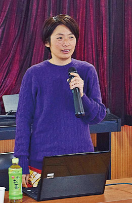 写真：タンザニアと日本の学校や生活の違いを紹介した小越さん
