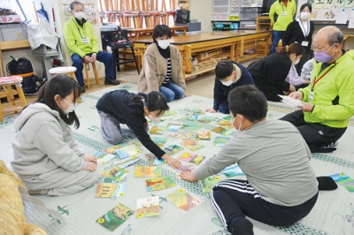 写真：登別を題材にした郷土かるたを取り合う子どもたち