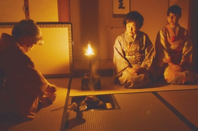 写真：ろうそくの明かりの中で、お茶や化かし合いの趣を楽しんだ参加者