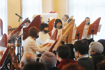 写真：優雅な演奏を披露するＳｏｌａｌａのメンバーら