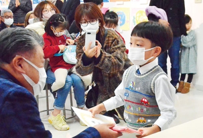 写真：脇坂会長から表彰状を受け取る子ども
