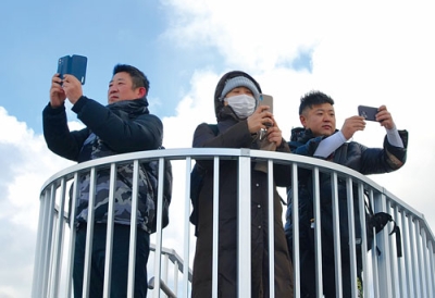 写真：モニターツアーで地球岬展望台からの景色を楽しむ関係者