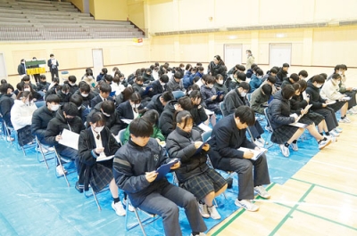 写真：設問に回答する生徒たち
