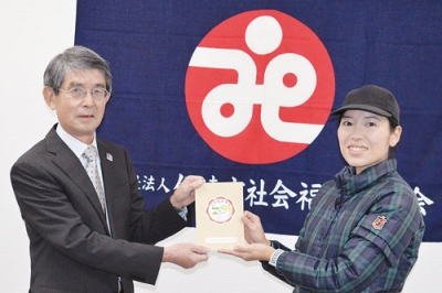 写真：イチゴの売り上げから善意を贈る森代表取締役（右）