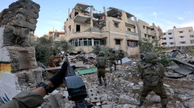写真：４日公開された、パレスチナ自治区ガザで作戦行動中のイスラエル兵（イスラエル軍提供・ロイター＝共同）