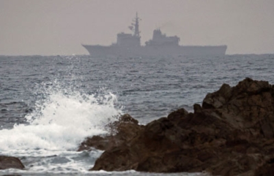 写真：米空軍のＣＶ２２オスプレイが墜落した現場海域を捜索する海上自衛隊の艦艇＝５日午前７時１７分、鹿児島県・屋久島沖
