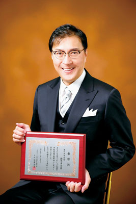 写真：学校保健功労者表彰を受賞した國本さん（提供写真）
