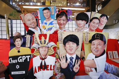 写真：今年話題となった人物を描いた「変わり羽子板」。（前列右から左へ）阪神の岡田彰布監督、将棋の藤井聡太八冠、米大リーグで日本選手初の本塁打王となった大谷翔平選手ら９人が選ばれた＝５日午前、東京都台東区