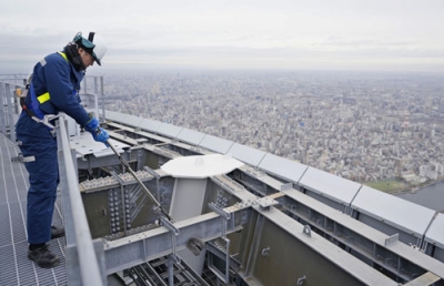 写真：東京スカイツリーの「雪払い」の様子。雪があると仮定し作業が公開された＝５日、東京都墨田区