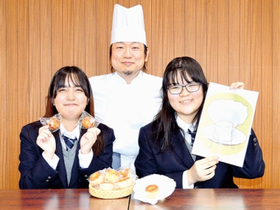 写真：コラボした手前左から虻田高校２年の前田さん、髙橋さんとパティスリー・ヴィオレット尾﨑オーナーシェフ