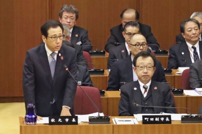 写真：札幌市議会で冬季五輪招致について説明する秋元克広市長（手前左）＝５日午後