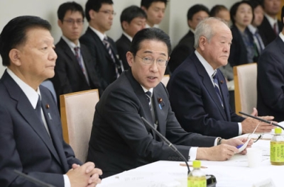 写真：経済財政諮問会議に出席した岸田首相（中央）ら＝５日午後、首相官邸