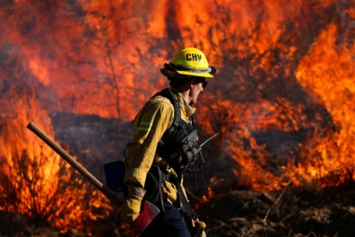 写真：米カリフォルニア州アグアンガ近郊の山火事で消火活動する消防士＝１０月（ロイター＝共同）