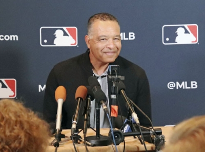 写真：米大リーグのウインターミーティングで記者会見するドジャースのロバーツ監督＝５日、テネシー州ナッシュビル（共同）