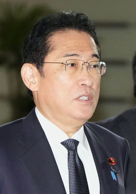 写真：首相官邸に入る岸田首相＝６日午前