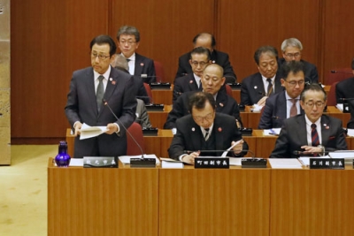 写真：札幌市議会で答弁する秋元克広市長＝６日午後、札幌市