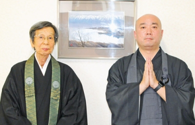 写真：室蘭仏教会の飯尾会長（左）と会計の岡部良道さん
