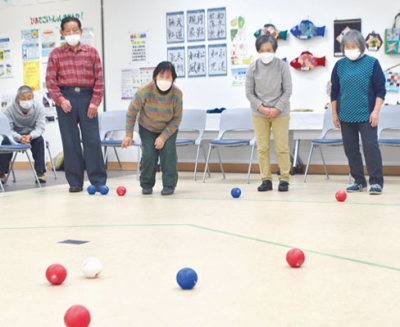 写真：交流を深めながらボッチャを楽しむ参加者