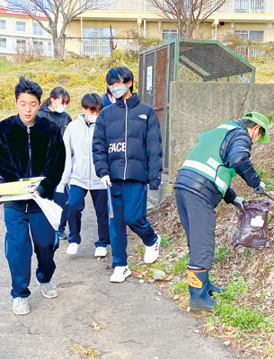 写真：清掃活動を行う生徒（提供写真）
