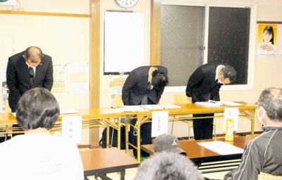 写真：健康への不安はなお続きトップ不在の説明にも不満が募っている＝１０月の説明会