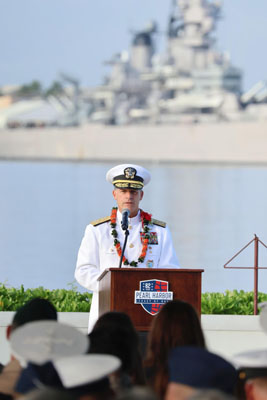 写真：７日、米ハワイ州の真珠湾に面した公園で開かれた式典で、演説する米インド太平洋軍のアキリーノ司令官（共同）