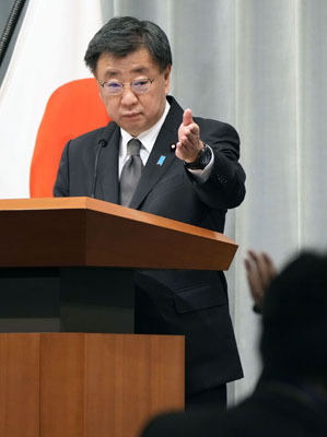 写真：記者会見する松野官房長官＝８日午前、首相官邸