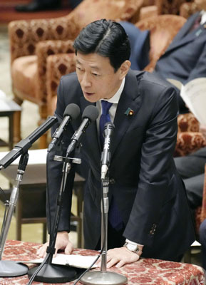 写真：衆院予算委で答弁する西村経産相＝８日午前