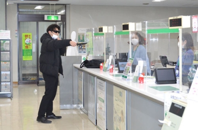 写真：強盗を想定した防犯訓練