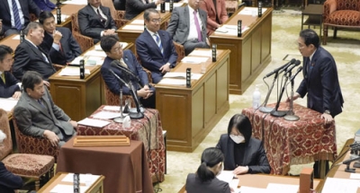 写真：衆院予算委で立憲民主党の枝野幸男氏（左手前）の質問に答える岸田首相＝８日午前