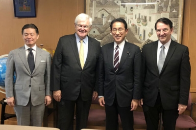 写真：２０１９年１０月に東京・永田町の自民党本部で面会した際の記念写真。左から旧統一教会の友好団体「天宙平和連合ジャパン」トップの梶栗正義氏、ギングリッチ元米下院議長、岸田首相（当時は党政調会長）、米教団元会長とされるマイケル・ジェンキンス氏（ギングリッチ氏の関係者提供・共同）