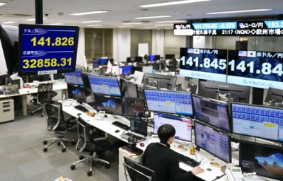 写真：一時１ドル＝１４１円台を付けた円相場を示すモニター＝８日未明、東京都港区の外為どっとコム