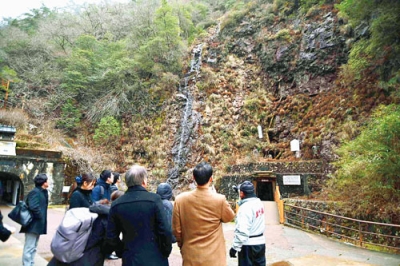 写真：生野銀山を見学する炭鉄港推進協メンバーら