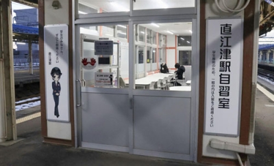 写真：新潟県上越市の直江津駅のホームに設置された自習室＝１月