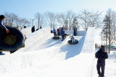 写真：雪の滑り台を楽しむ子どもたち