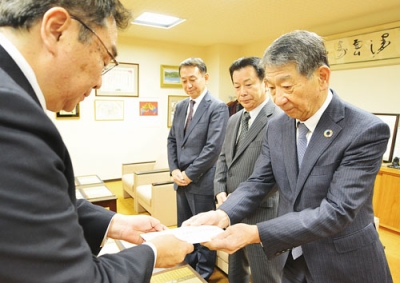 写真：小笠原市長（左）に義援金を手渡す草塩会長