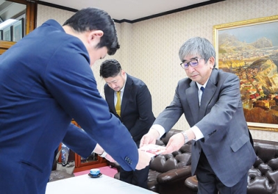 写真：青山市長に義援金を手渡す伊藤豊副会長（右）