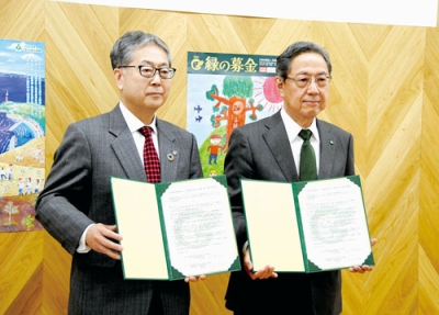 写真：協定書を手にする阿部会長（左）と山谷理事長