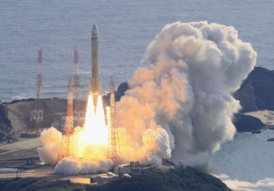 写真：模擬衛星と２機の超小型衛星を載せ、鹿児島県の種子島宇宙センターから打ち上げられるＨ３ロケット２号機＝１７日午前９時２２分（共同通信社ヘリから）