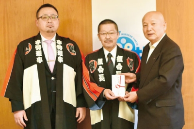 写真：山中会長に義援金を手渡す三浦組合長と中里専務理事（右から）