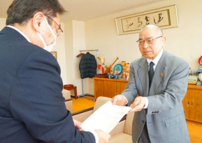 写真：小笠原市長（左）に答申書を手渡す横尾会長
