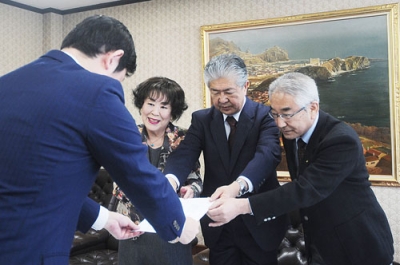 写真：要望書を手渡す金浜会長（右から２人目）ら