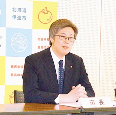 写真：２４年度の会計予算案を説明する堀井市長